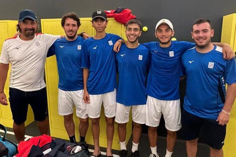 La formazione di Serie A2 maschile del Tc Cagliari, capitanata da Stefano Mocci (primo da sinistra)