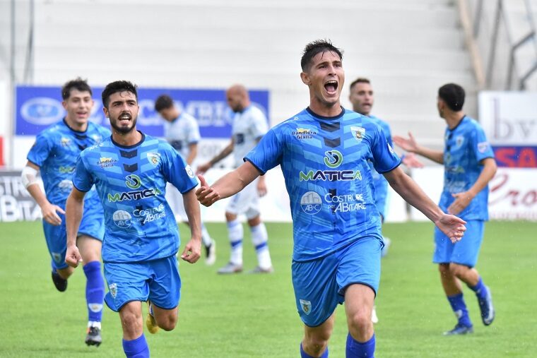 L'esultanza di Scognamiglio del Latte Dolce | Foto Alessandro Sanna