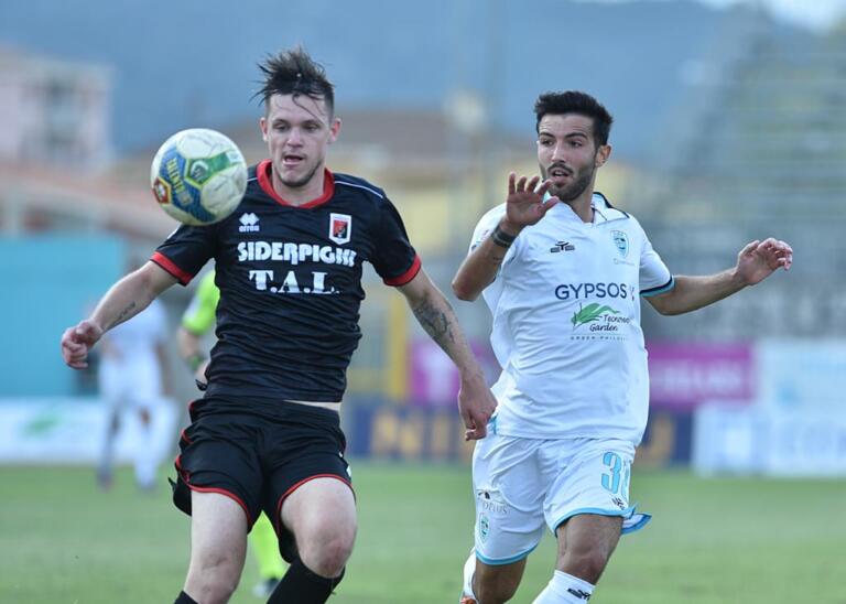 Gianluca Contini, attaccante dell'Olbia contrasta un avversario | Foto Sandro Giordano