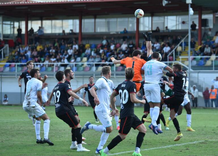 Mischia in area durante Olbia-Fiorenzuola | Foto Sandro Giordano