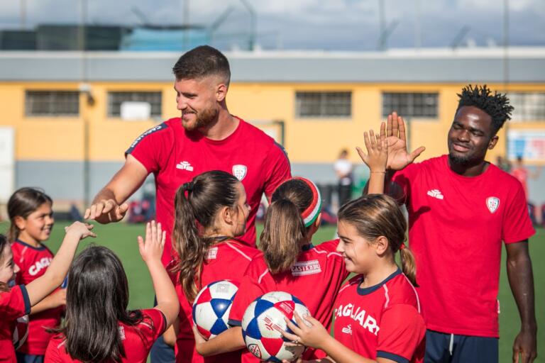 Altare e Luvumbo del Cagliari con il settore femminile rossoblù
