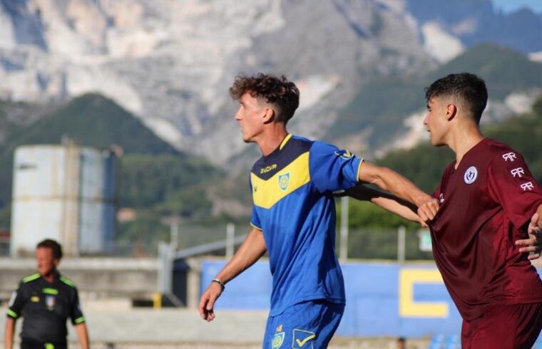 Niccolò Giannetti in azione con la maglia della Carrarese