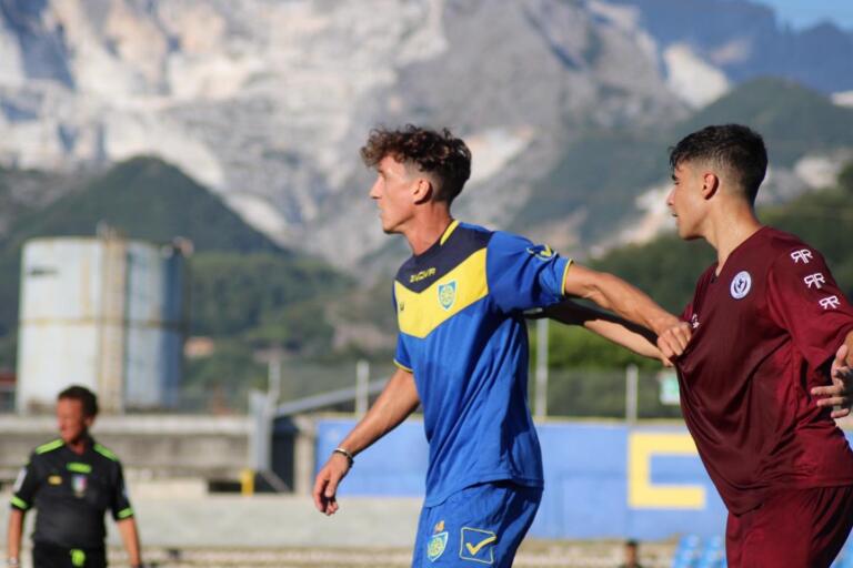 Niccolò Giannetti in azione con la maglia della Carrarese