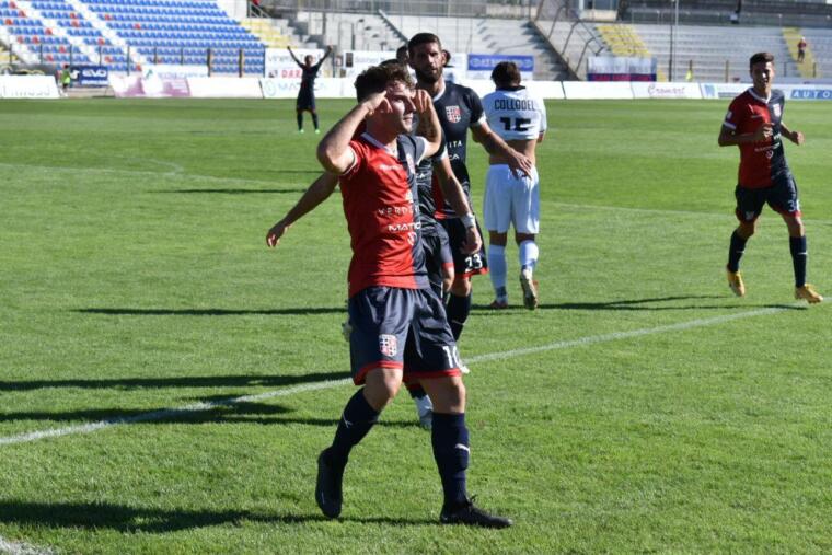 L'esultanza di Ruocco dopo il gol al Siena | Foto Alessandro Sanna