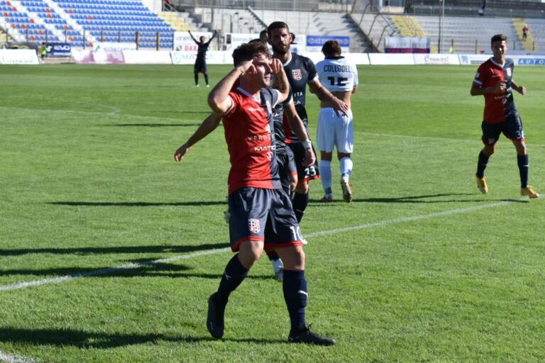 L'esultanza di Ruocco dopo il gol al Siena | Foto Alessandro Sanna