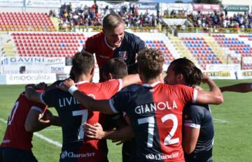 L'esultanza della Torres dopo il gol di Liviero al Siena | Foto Alessandro Sanna