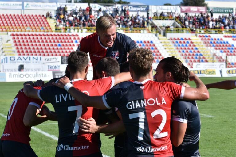 L'esultanza della Torres dopo il gol di Liviero al Siena | Foto Alessandro Sanna