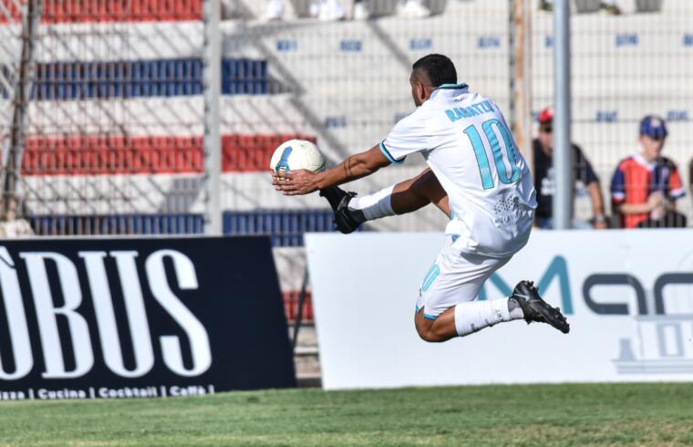 Daniele Ragatzu in azione contro la Torres | Foto Alessandro Sanna