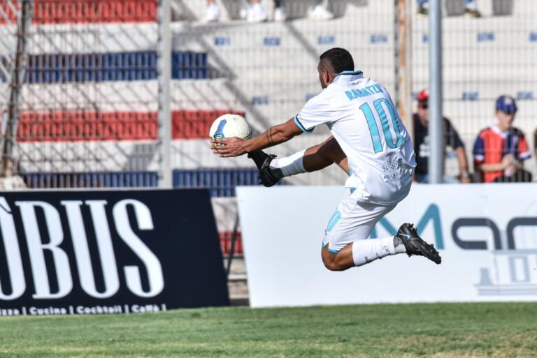 Daniele Ragatzu in azione contro la Torres | Foto Alessandro Sanna