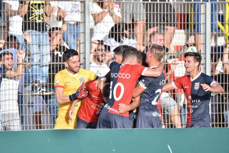 L'esultanza della Torres dopo la rete di Scappini nel derby con l'Olbia | Foto Alessandro Sanna