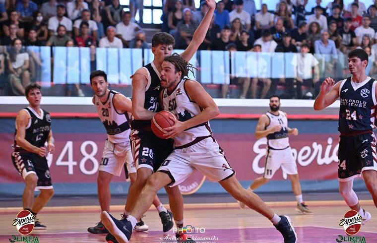 Valentin Garello in penetrazione | Foto Esperia Olimpia Cagliari/ Andrea Chiaramida