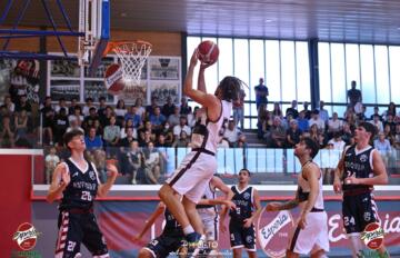 Valentin Garello in penetrazione | Foto Esperia Olimpia Cagliari/ Andrea Chiaramida