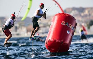 Una spettacolare fase di gara del Sardinia Grand Slam - Campionato del Mondo di Formula Kite (Credits foto: IKA Media)