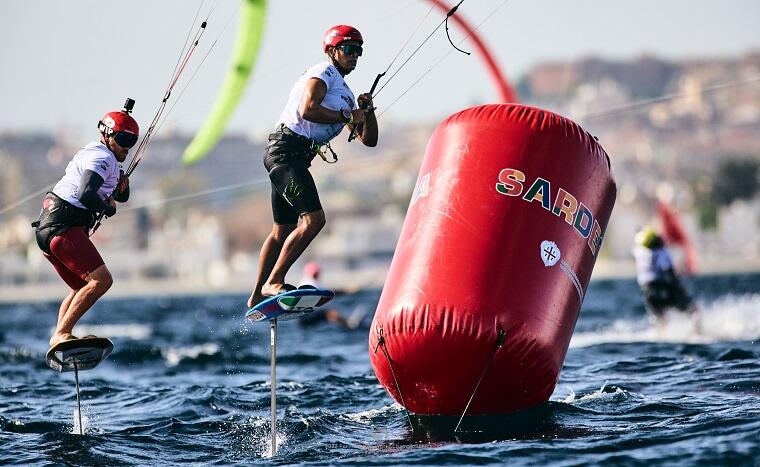 Una spettacolare fase di gara del Sardinia Grand Slam - Campionato del Mondo di Formula Kite (Credits foto: IKA Media)