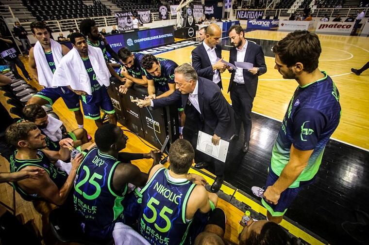 Un timeout di Bucchi in Paok-Dinamo | Foto FIBA