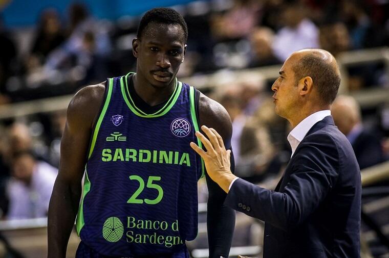 Ousmane Diop a colloquio con l'assistant coach Baioni | Foto FIBA