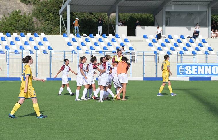 L'esultanza della Torres Femminile contro il Chievo