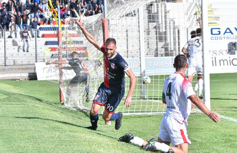 Stefano Scappini esulta dopo il gol del 2-2 alla Vis Pesaro | Foto Alessandro Sanna