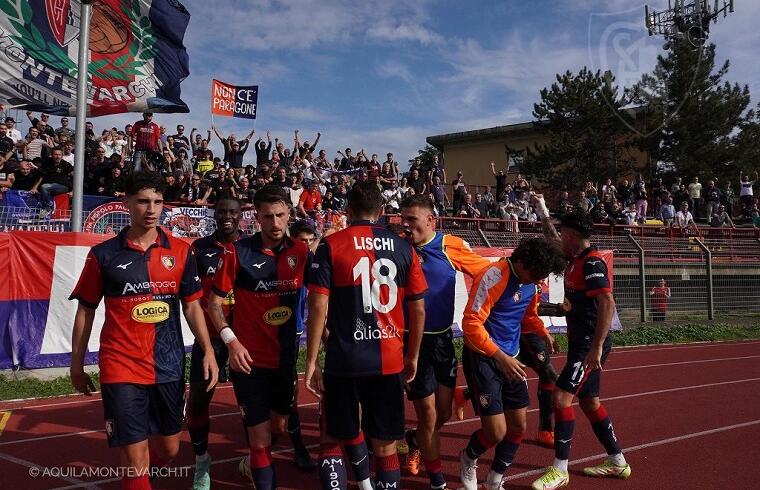 Esultanza del Montevarchi sotto la curva | Foto Montevarchi Calcio