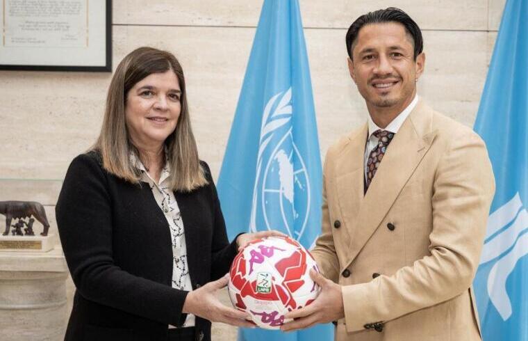 Gianluca Lapadula durante l'incontro nella sede dell'Ifad di Roma / Foto Cagliari Calcio