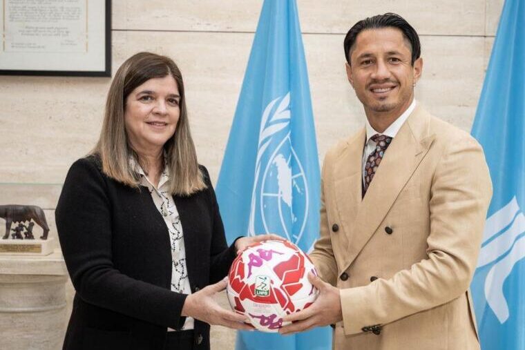 Gianluca Lapadula durante l'incontro nella sede dell'Ifad di Roma / Foto Cagliari Calcio