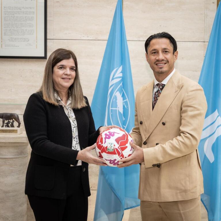 Gianluca Lapadula durante l'incontro nella sede dell'Ifad di Roma / Foto Cagliari Calcio