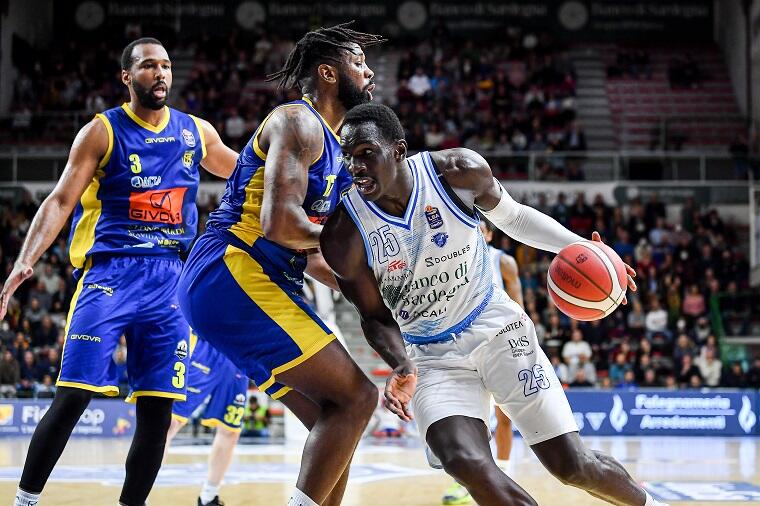 Ousmane Diop attacca un avversario in Banco di Sardegna Dinamo Sassari - Givova Scafati | Foto L.Canu / Ciamillo-Castoria