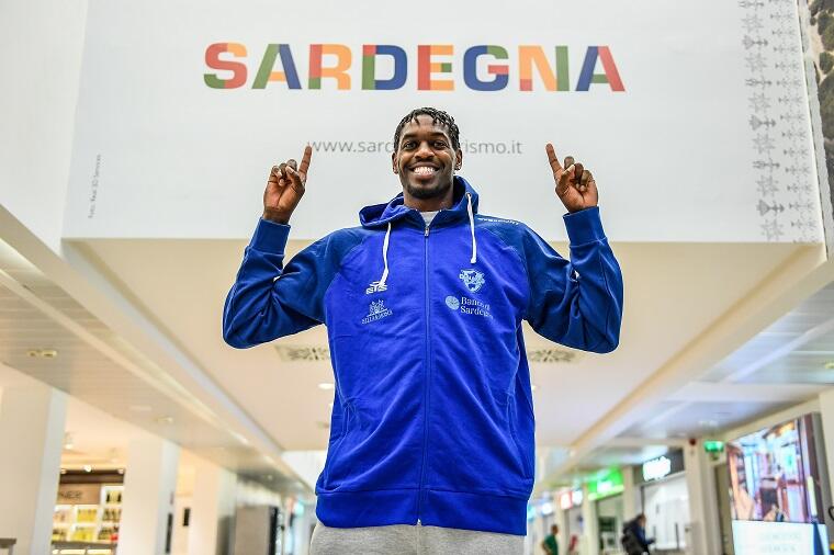 DeShawn Stephens all'arrivo all'aeroporto di Alghero | Foto Luigi Canu