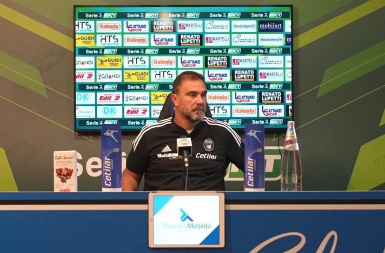 Luca D'Angelo in conferenza | Foto Pisa Calcio