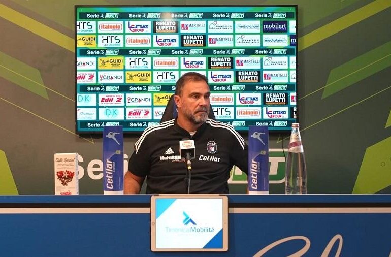 Luca D'Angelo in conferenza | Foto Pisa Calcio