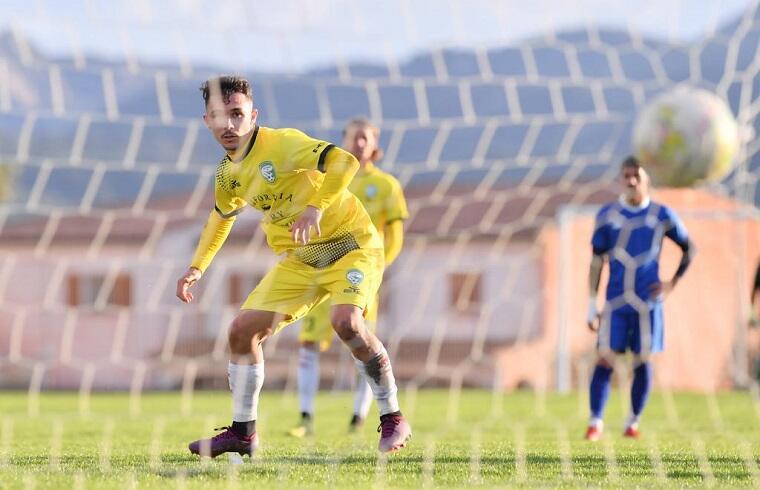 Nino Pinna realizza il rigore contro il Portici | Foto Emanuele Perrone - Arzachena Calcio