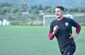 Davide Mordini durante il primo allenamento con l'Olbia