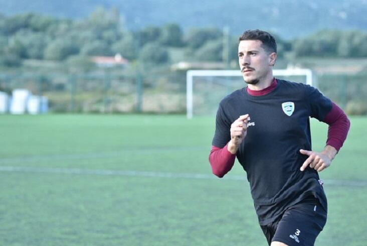 Davide Mordini durante il primo allenamento con l'Olbia