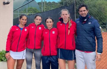 La formazione di Serie A2 femminile del Tennis Club Cagliari. Da sinistra: Barbara Dessolis, Marcella Dessolis, Beatrice Zucca, Despina Papamichail e il capitano Martin Vassallo Arguello