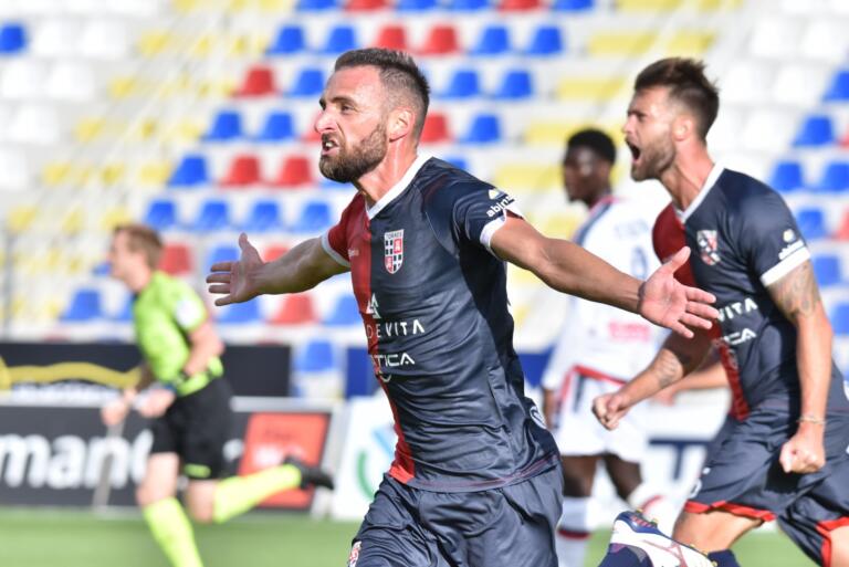 Un'esultanza dell'attaccante della Torres, Scappini | Foto Alessandro Sanna