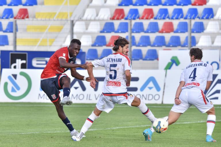 Diakité al tiro contro l'Aquila Montevarchi | Foto Alessandro Sanna