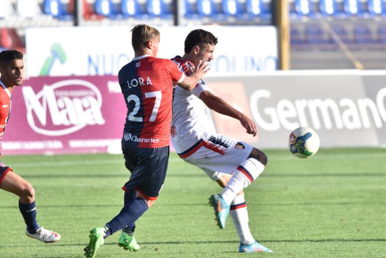 Filippo Lora a contrasto durante Torres-Aquila Montevarchi