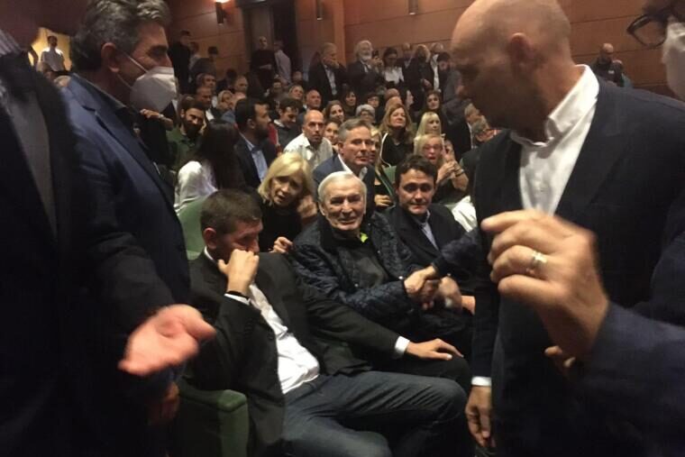 Gigi Riva al suo arrivo al Teatro Massimo di Cagliari