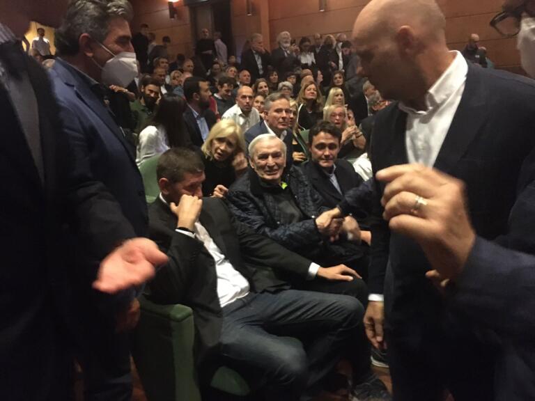 Gigi Riva al suo arrivo al Teatro Massimo di Cagliari