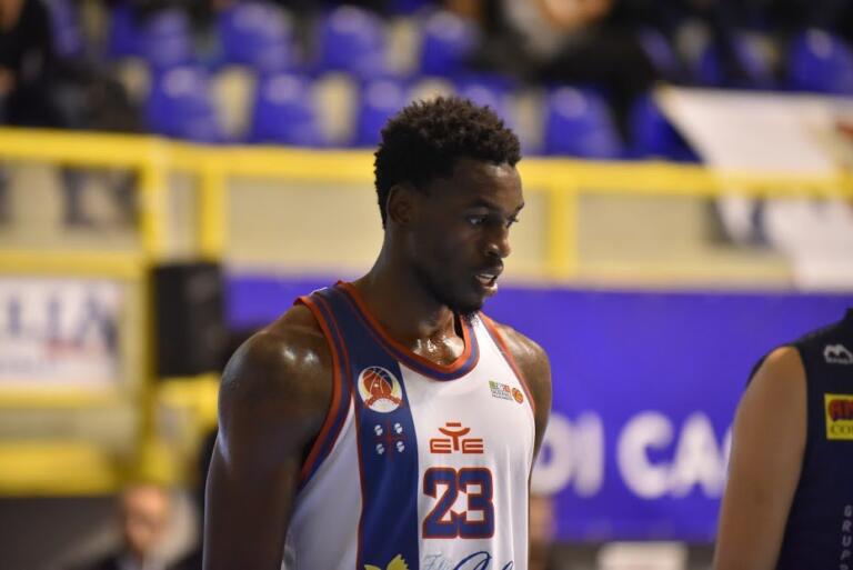 Deshawn Stephens con la maglia della Dinamo Academy Hertz Cagliari
