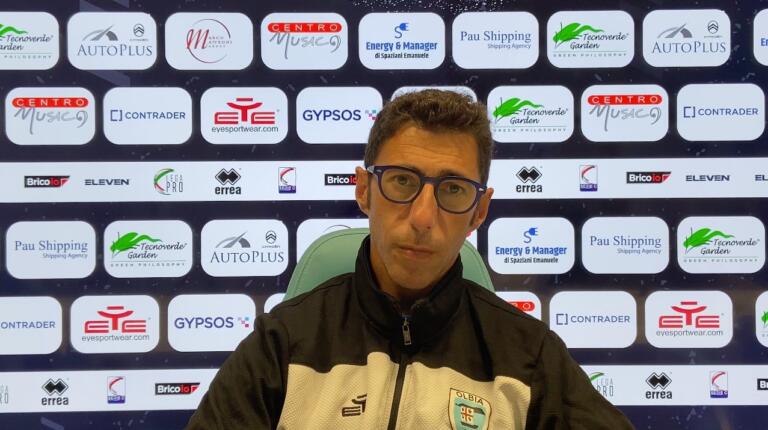 Il tecnico dell'Olbia Roberto Occhiuzzi
