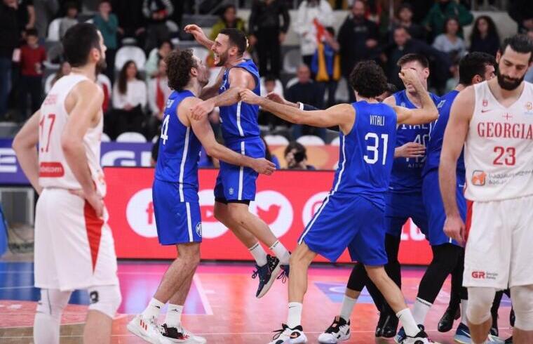 Marco Spissu esulta con Pajola e compagni dopo la qualificazione | Foto Italbasket - Twitter