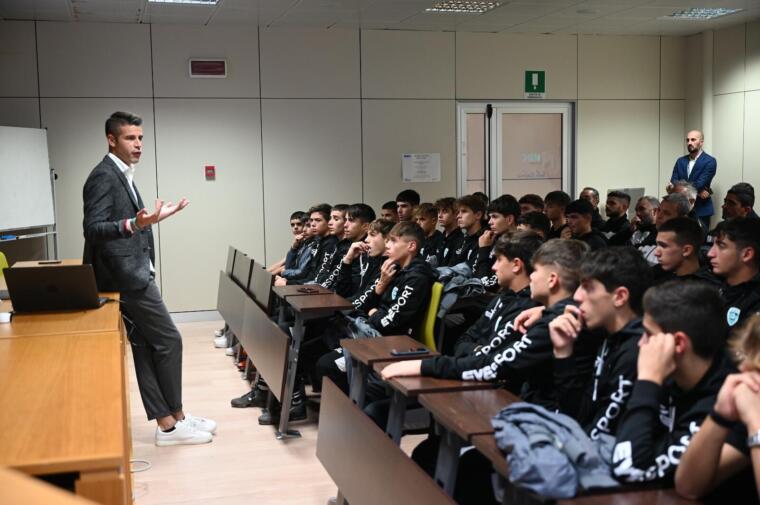 Giua a colloquio con i ragazzi del settore giovanile dell'Olbia | Foto Ufficio Stampa Olbia