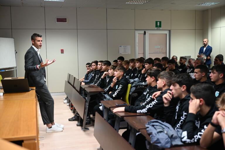 Giua a colloquio con i ragazzi del settore giovanile dell'Olbia | Foto Ufficio Stampa Olbia