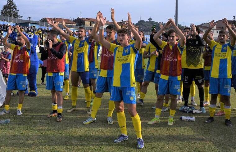 La Carrarese esulta sotto la curva dei tifosi gialloblù | Foto Carrarese Calcio - Profilo Twitter