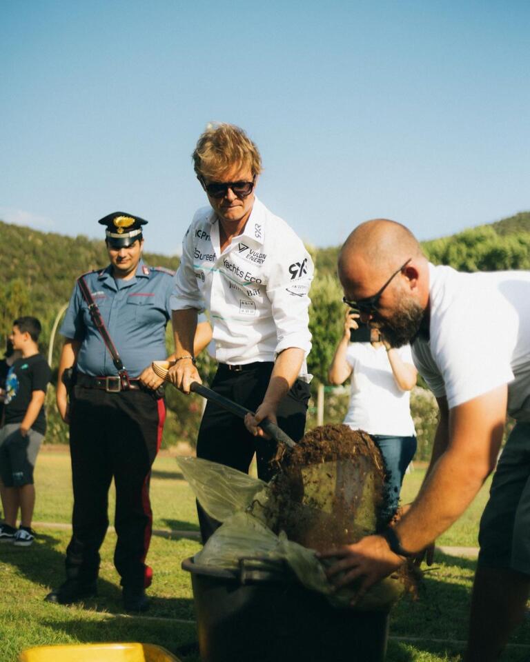 Nico Rosberg durante la visita di luglio sui luoghi dell'incendio del 2021 | Foto Instagram Nico Rosberg
