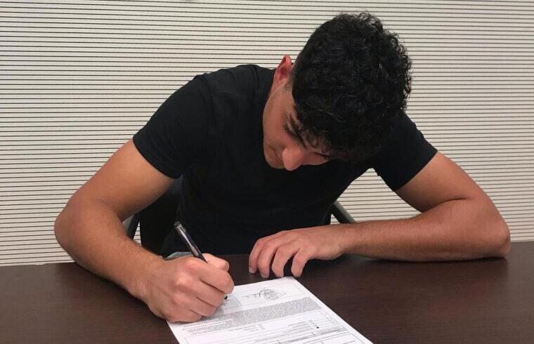 Mateo Caprile alla firma del contratto | Foto Instagram Mateo Caprile