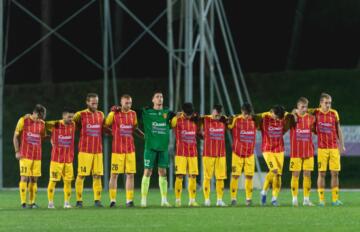 La Recanatese schierata al centro del campo prima della partita contro il Rimini | Foto Facebook U.S Recanatese