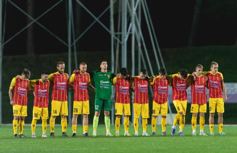 La Recanatese schierata al centro del campo prima della partita contro il Rimini | Foto Facebook U.S Recanatese