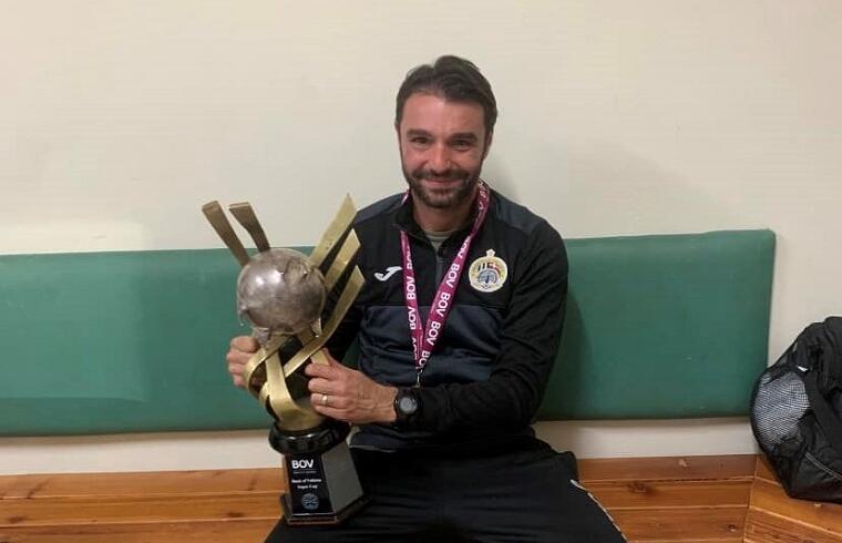 Andrea Pisanu posa con il trofeo della Supercoppa di Malta